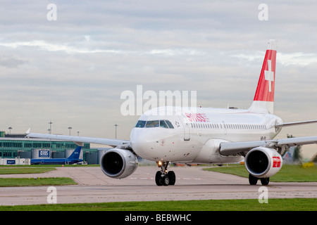 Swiss Air Flugzeug Rollen für abheben vom Flughafen Manchester (Ringway Airport) in Manchester, England Stockfoto