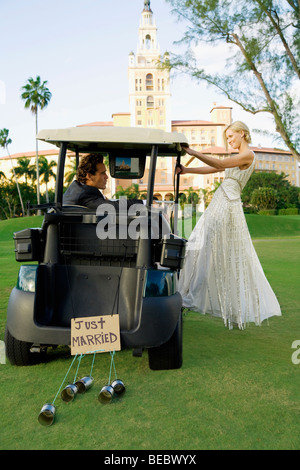 Brautpaar in einem Golfwagen Biltmore Golf Course, Biltmore Hotel in Coral Gables, Florida, USA Stockfoto