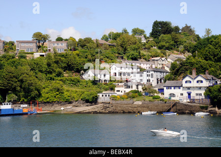 Ein kleines Motorboot nähert sich die Autos über die Fowey Mündung unterwegs Fowey Autofähre auf blauem Himmel, sonnigen Tag. Stockfoto