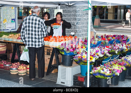 ein Kunde kauft frisches Gemüse auf einem Bauernmarkt in Minnesota Stockfoto