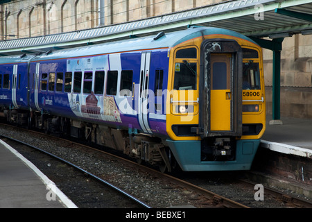 Northern Rail Klasse 158 Diesel Triebzug bei Station Carlisle, Cumbria, UK Stockfoto
