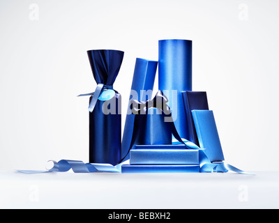 Bänder und Geschenke zur Veranschaulichung, Überraschungen, Geschenke, feiern. Stockfoto