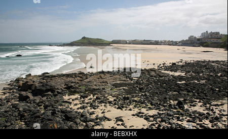 Porthmeor Beach mit Blick auf St Ives Head, St. Ives, Cornwall, England, UK mit der Tate-Galerie auf der rechten Seite Stockfoto