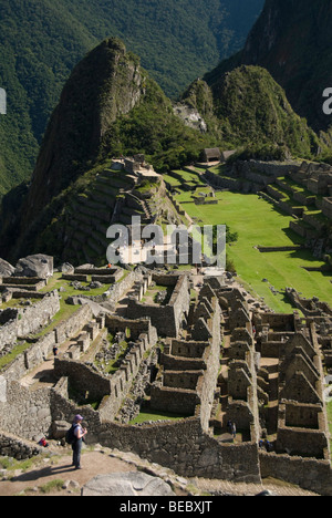 Peru, Machu Picchu, UNESCO-Weltkulturerbe, Übersicht, Touristen genießen die Aussicht Stockfoto