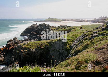 Porthmeor Beach mit Blick auf St Ives Head, St. Ives, Cornwall, England, UK mit der Tate-Galerie auf der rechten Seite Stockfoto