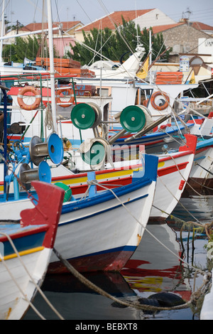 Bunte Fischerboote im Hafen von Pythagorio, samos Stockfoto