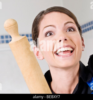 Nahaufnahme einer Frau hält ein Nudelholz und lachen Stockfoto