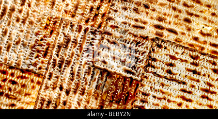 Cracker oder Matzo flache Brot als Ersatz für Brot über die jüdischen Feiertage des Pessach-Festes. Stockfoto