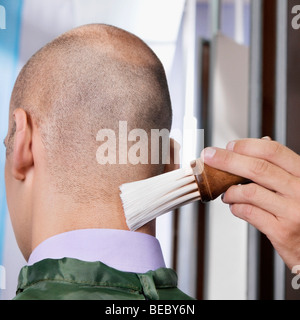 Man erhält einen neuen Haarschnitt im salon Stockfoto