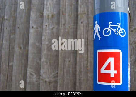 Bild des Gehens Mensch und Fahrrad und die Nummer vier auf eine britische nationale Radweg anmelden Schinken, Surrey, england Stockfoto