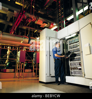 Industriebau Technikraum für Kessel, Schaltfelder und Lüftung Stockfoto