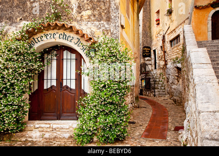 Shop-Eingang und Stein Gehwege in Eze, Provence Frankreich Stockfoto