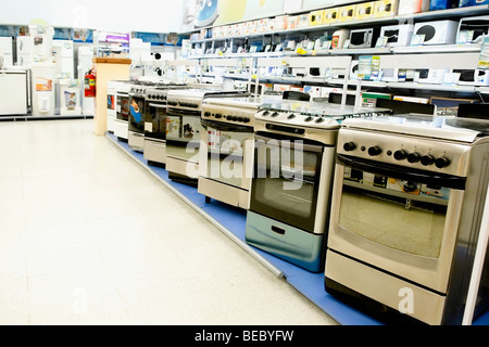 Küchengeräte in einem Supermarkt Stockfoto