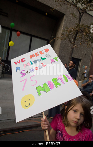 Eltern, Schüler und Anhänger Rallye für eine öffentliche Mittelschule in 75 Morton Street in New York Stockfoto