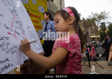 Kinder unterschreiben eine riesige Postkarte Fragen NYS Gov David A. Paterson, eine Mittelschule im Gebäude am 75 Morton Street in New York setzen Stockfoto