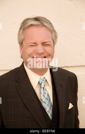 Nahaufnahme eines Geschäftsmannes lächelnd mit den Augen geschlossen, Biltmore Hotel, Coral Gables, Florida, USA Stockfoto