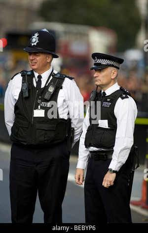 Britische Polizisten im Dienst außerhalb der Houses of Parliament in London Stockfoto