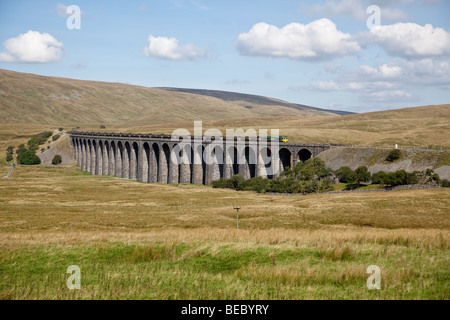 Güterzug, überqueren den Ribblehead-Viadukt, North Yorkshire, England, UK, an der Bahnstrecke Settle-Carlisle Stockfoto