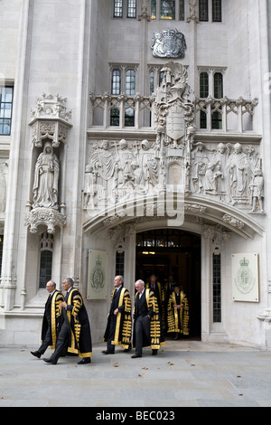 Oberste Gericht des Vereinigten Königreichs Richter außerhalb Middlesex Guildhall. Stockfoto