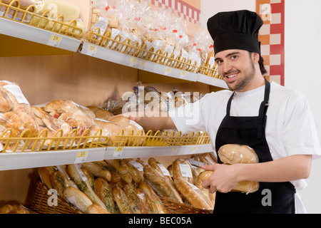 Verkäuferin hält Brot im Supermarkt Stockfoto