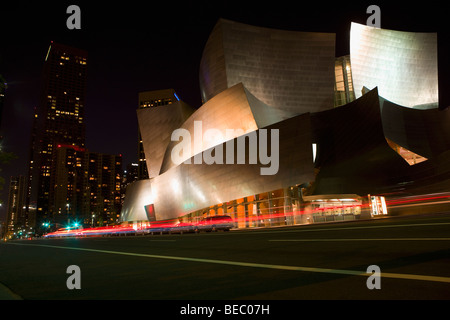 Nachts beleuchtet Gebäude in einer Stadt, Walt Disney Concert Hall, Los Angeles, Kalifornien, USA Stockfoto