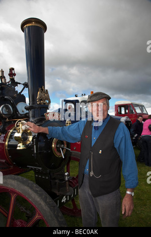 Owner bei Zugmaschine Display auf Wensleydale Agrcultural Show statt Anfang September in der Nähe von Leyburn, North Yorkshire Stockfoto