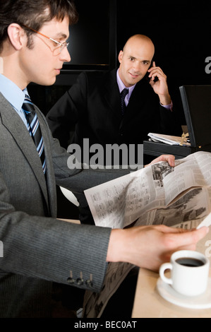 Unternehmer, die eine finanzielle Zeitung lesen Stockfoto