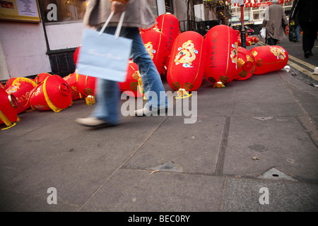 Rote Laternen gestapelt auf der Straße von Chinatown Soho London für Chinese New Year Stockfoto