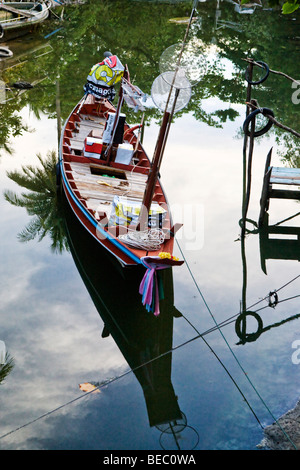 Ein kleines Fischerboot in Thailand Stockfoto