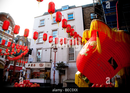 Rote Laternen zum chinesischen Neujahr feiern hängen auf Gerrard Hotel in London England UK Stockfoto