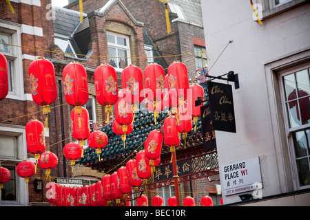 Rote Laternen zum chinesischen Neujahr feiern hängen auf Gerrard Hotel in London England UK Stockfoto