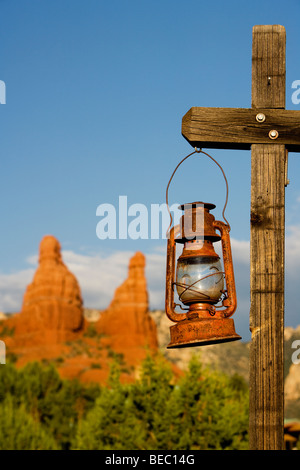 Laterne hängen an einem hölzernen Pfosten, Sedona, Arizona, USA Stockfoto