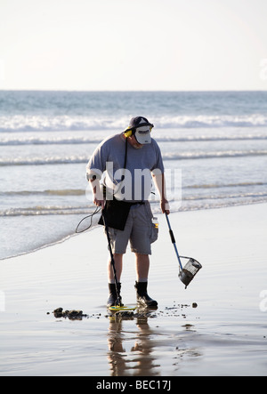 Beachcomber auf der Suche nach einem Schatz am Strand in Kalifornien Stockfoto