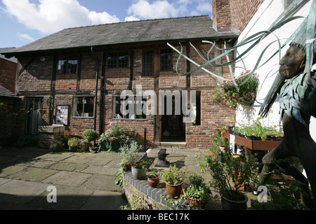 Stadt von Knutsford, England. Garten und Vorderansicht des Heritage Centre. Stockfoto