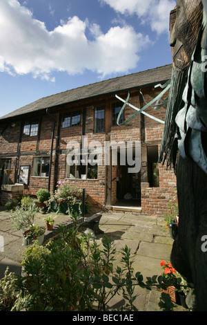 Stadt von Knutsford, England. Garten und Vorderansicht des Heritage Centre. Stockfoto