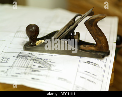 Kanada, Ontario, Queenston Willowbank Restaurierung Kunsthochschule Schule, Holz Hobel ruht auf Haus Blaupausen Stockfoto