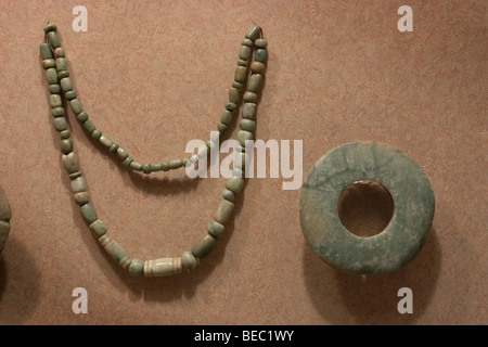 Azteken oder Mexica Schmuck, jade Earspool und jade Neacklace, in dem Nationalmuseum für Anthropologie in Mexiko-Stadt. Stockfoto