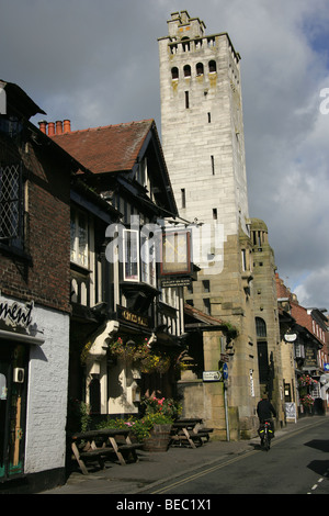 Stadt von Knutsford, England. Schwarz / weiß Tudor-Stilfassade des Cross Keys Hotel und Gastwirtschaft. Stockfoto