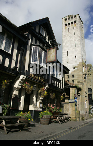 Stadt von Knutsford, England. Schwarz / weiß Tudor-Stilfassade des Cross Keys Hotel und Gastwirtschaft. Stockfoto