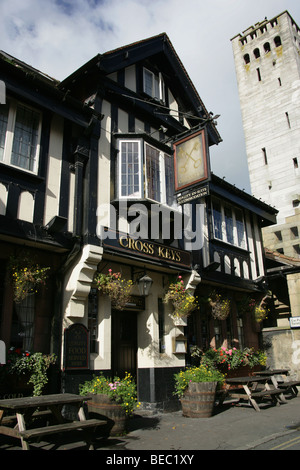 Stadt von Knutsford, England. Schwarz / weiß Tudor-Stilfassade des Cross Keys Hotel und Gastwirtschaft. Stockfoto