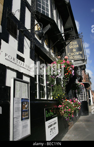 Stadt von Knutsford, England. Schwarz / weiß Tudor-Stilfassade der Rose und Crown Hotel. Stockfoto