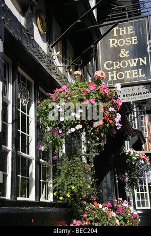 Stadt von Knutsford, England. Schwarz / weiß Tudor-Stilfassade der Rose und Crown Hotel. Stockfoto