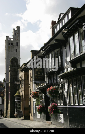 Stadt von Knutsford, England. Schwarz / weiß Tudor-Stilfassade der Rose und Crown Hotel. Stockfoto