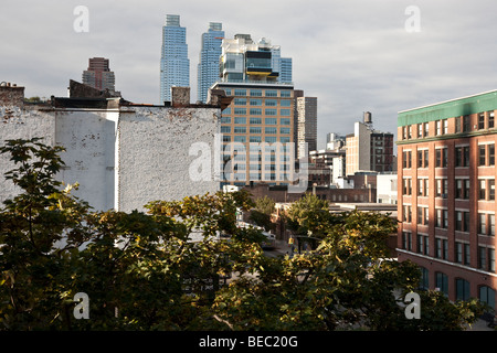 Blick nach Süden entlang der 11th Avenue Höllen Küche in New York City Skyline mit alten Gebäuden im Vordergrund & Türme über Stockfoto