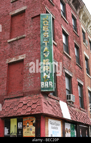 alten Leuchtreklame für eine lange vorbei-Bar in einem verfallenen Ziegel Mietshaus am 10th Avenue in New York City-Chelsea-Viertel Stockfoto