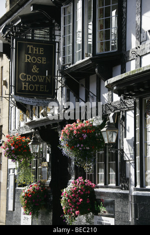 Stadt von Knutsford, England. Schwarz / weiß Tudor-Stilfassade der Rose und Crown Hotel. Stockfoto