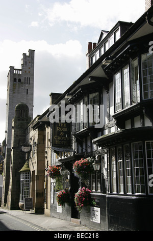 Stadt von Knutsford, England. Schwarz / weiß Tudor-Stilfassade der Rose und Crown Hotel. Stockfoto