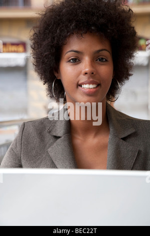 junge lächelnde Geschäftsfrau auf ihrem laptop Stockfoto