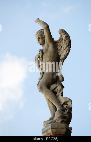 Statue von geflügelten Engel mit erhobenem Arm auf dem Dach der Kathedrale von Mailand, Lombardei, Italien Stockfoto
