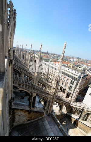 Skyline von Milan, vom Dach des Doms, Blick auf Strebebögen und Statuen auf Türme, Italien Nord-west Stockfoto